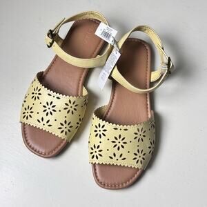 Old Navy  Girl's  Butter Sandals with Perforated Design and Ankle Straps Sz 4Y